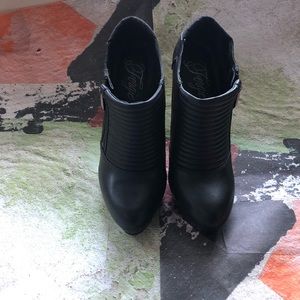 Fergie Black faux leather booties 8.5M 5” heel